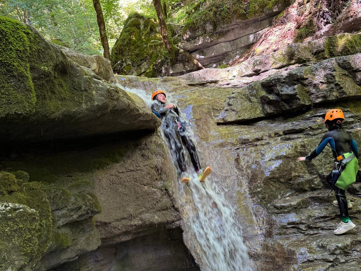 Toboggan naturel dans le canyon d'Angon