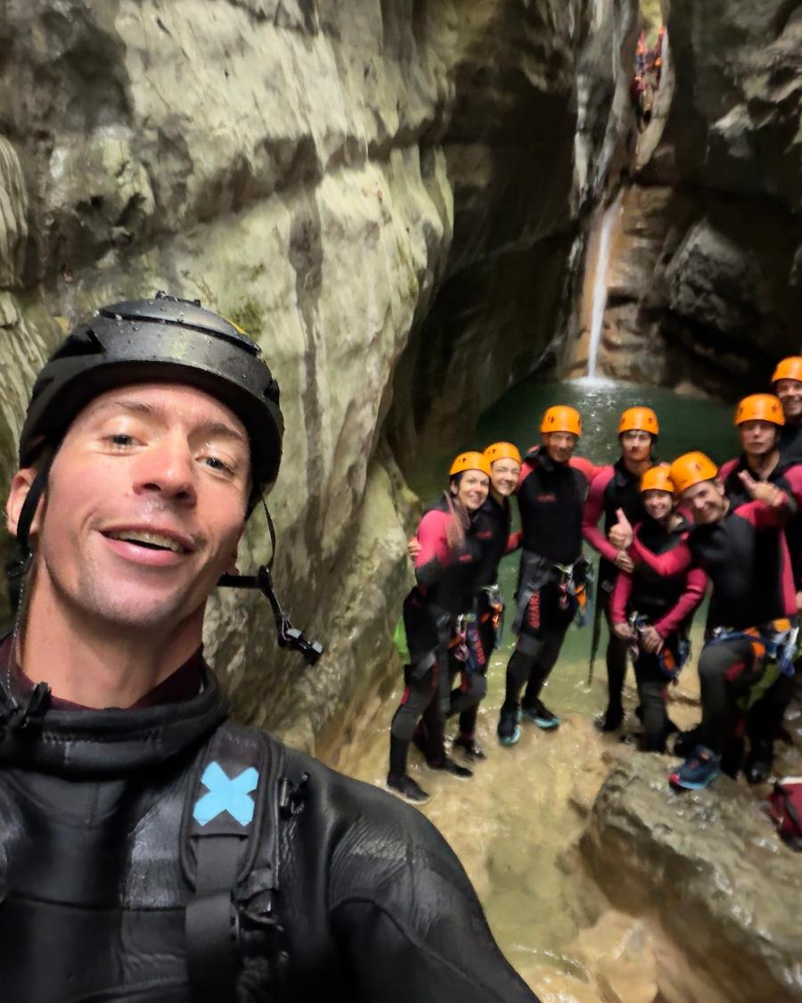 Ari en selfie dans le canyon, son groupe tout sourire devant la cascade