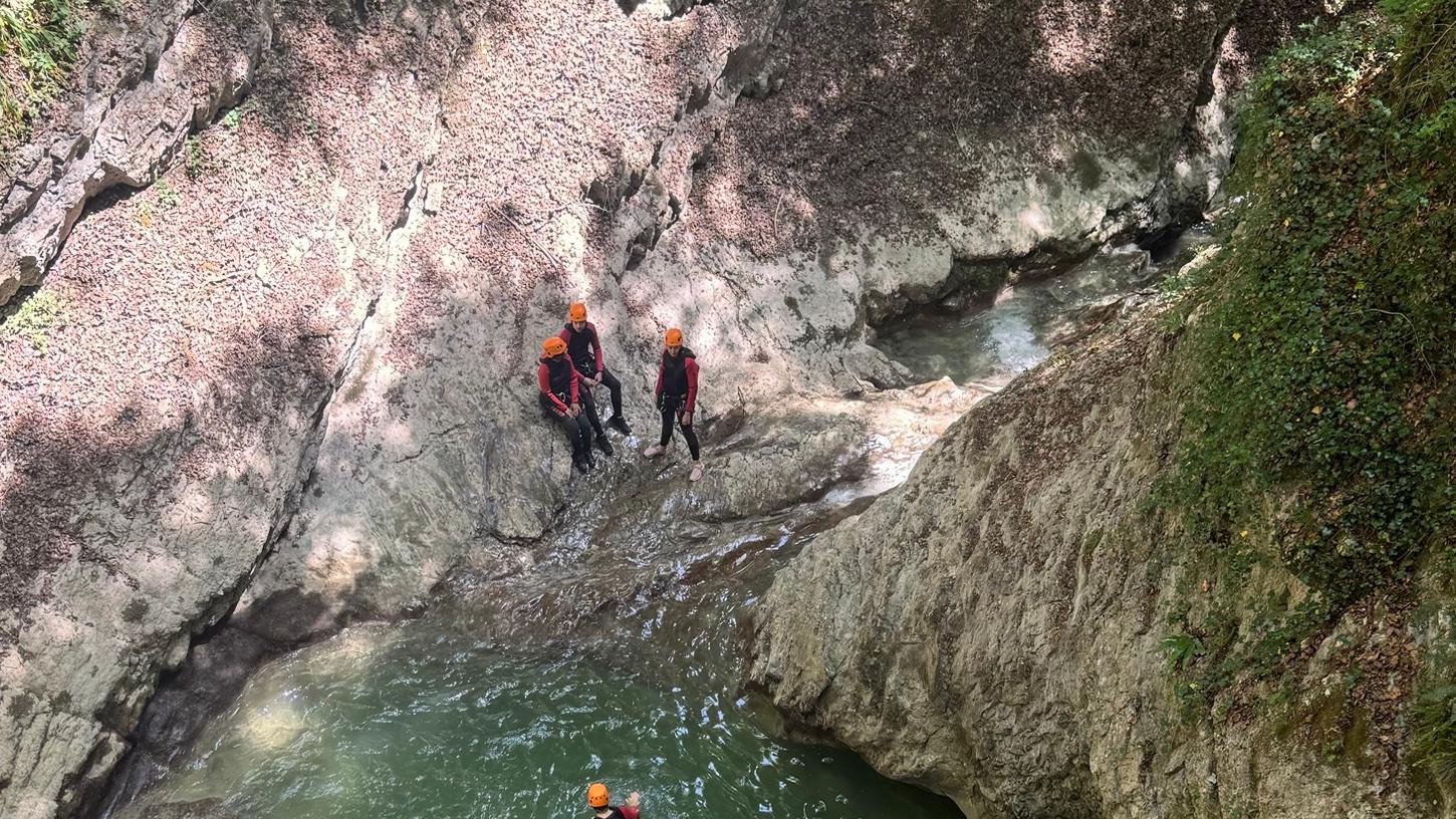 Descente en rappel au-dessus d'une vasque du canyon d'Angon, le groupe attend en contrebas
